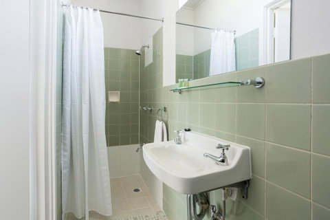 Nightcap At Emerald Star Hotel - ACT Tourism 35