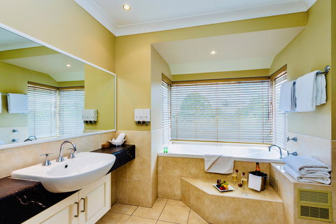 Ambassador On Ruthven - ACT Tourism 21