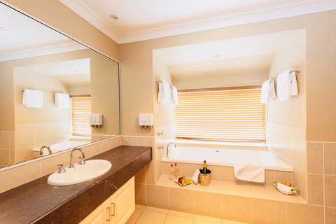 Ambassador On Ruthven - ACT Tourism 8