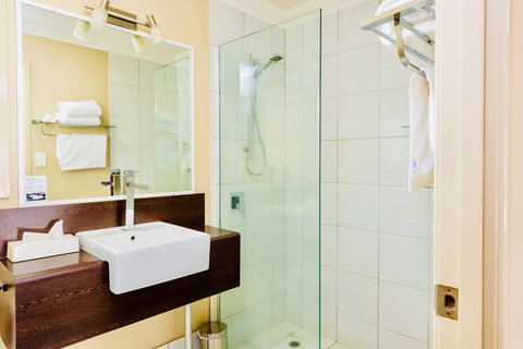 Ambassador On Ruthven - ACT Tourism 23