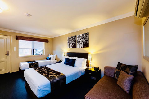 Ambassador On Ruthven - ACT Tourism 44