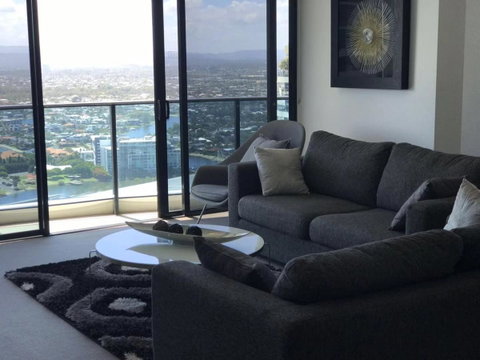 Luxury 3 Bedroom In Heart Of Broadbeach - ACT Tourism 21