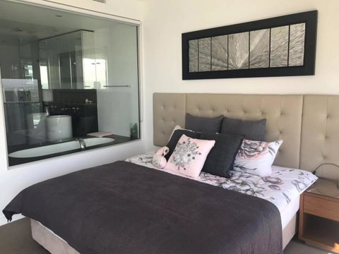 Luxury 3 Bedroom In Heart Of Broadbeach - ACT Tourism 16