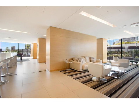 Luxury 3 Bedroom In Heart Of Broadbeach - ACT Tourism 8