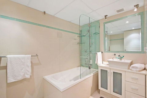 Surfers International Apartments - ACT Tourism 38