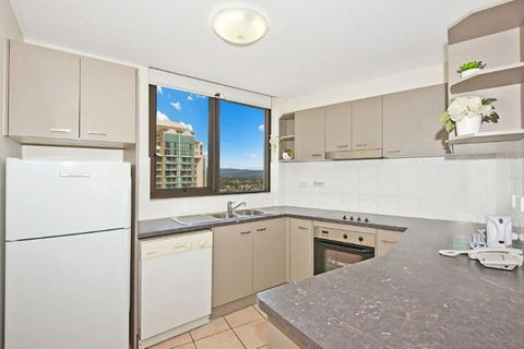 Surfers International Apartments - ACT Tourism 40
