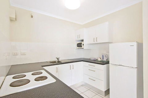 Surfers International Apartments - ACT Tourism 32