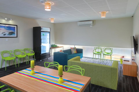 Palm Beach Hotel - ACT Tourism 10