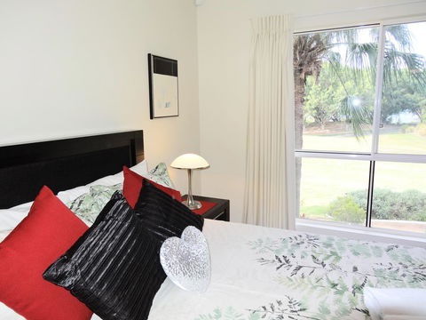 Waterfront Resort Villa With Buggy - ACT Tourism 11
