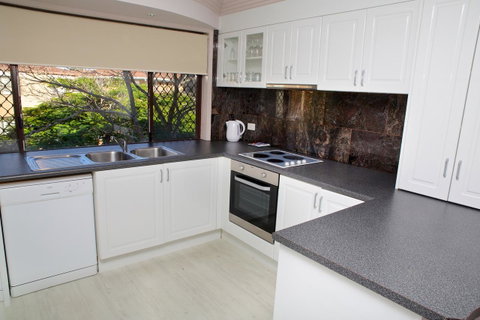 Grangewood Court Apartments - ACT Tourism 1