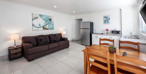 Bilinga Beach Motel - ACT Tourism 35