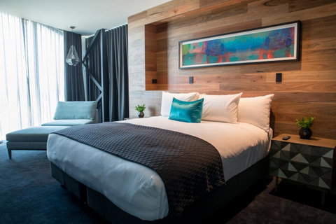 Eatons Hill Hotel - ACT Tourism 24