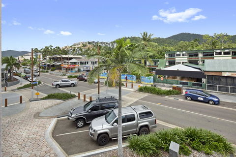 Location! 2BR Town View Unit In Centre Of Airlie. - ACT Tourism 1