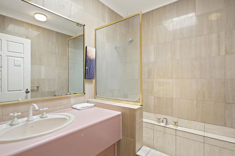 Location! 2BR Town View Unit In Centre Of Airlie. - ACT Tourism 3