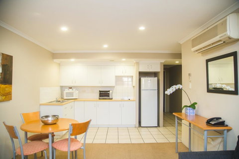 Cosmopolitan Motel & Serviced Apartments - ACT Tourism 19