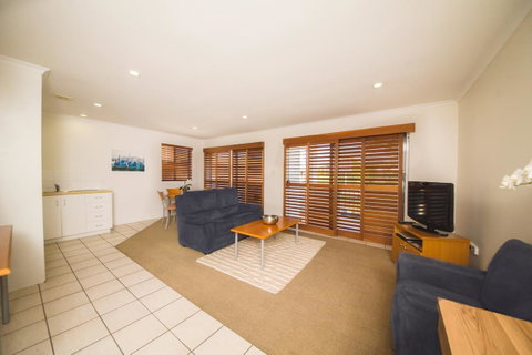 Cosmopolitan Motel & Serviced Apartments - ACT Tourism 24
