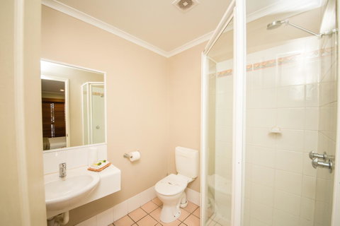 Cosmopolitan Motel & Serviced Apartments - ACT Tourism 21