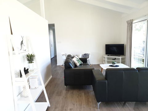 Beautiful Home- Walk To Beach-Short Drive To Noosa - ACT Tourism 1