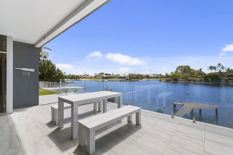 Havana Blue - Large 4 Bedroom Family Home - ACT Tourism 1