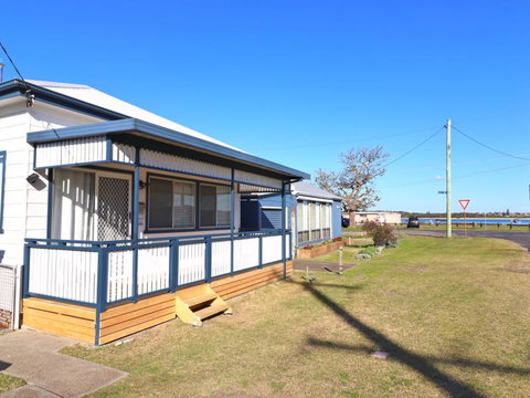 Waterside Retreat - ACT Tourism 1