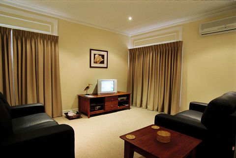 Waverley House Cottages - ACT Tourism 1