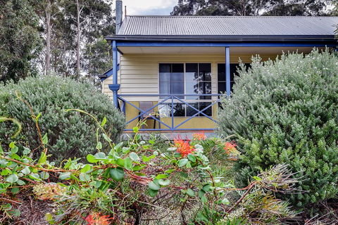 Waverley House Cottages - ACT Tourism 0