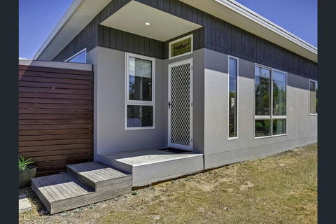 Weston Farm Seaside Stay - ACT Tourism 1