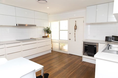 White Beach Cottage - ACT Tourism 1