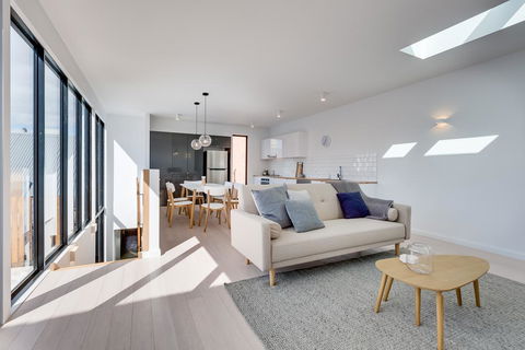 White Room Apartments - ACT Tourism 0