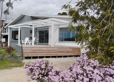 WHITE SHELLS HOLIDAY RENTAL - ACT Tourism 0