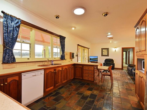 Wine Country Homestead 4-6br House - ACT Tourism 2