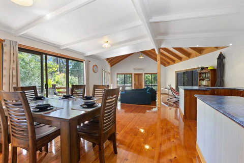 YARRABEE - The Perfect Getaway! - ACT Tourism 0