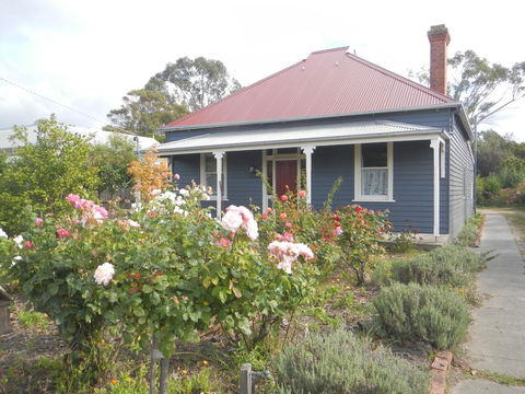 Yarram Cottage: Art And Accommodation - ACT Tourism 0