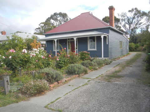 Yarram Cottage: Art And Accommodation - ACT Tourism 1