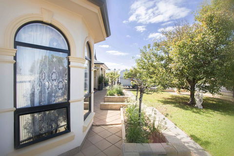 Yellow Rose Cottage - ACT Tourism 2