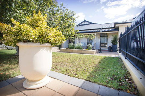 Yellow Rose Cottage - ACT Tourism 1