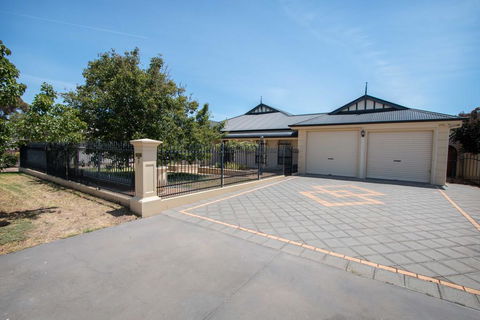 Yellow Rose Cottage - ACT Tourism 0