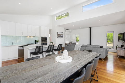 YOU, ME AND THE SEA - BLAIRGOWRIE - ACT Tourism 0