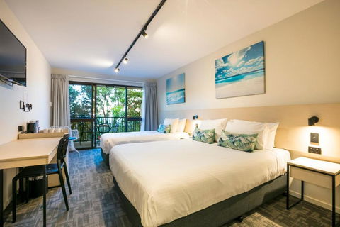 Nightcap At Kawana Waters Hotel - ACT Tourism 0