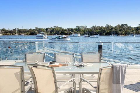 Affordable Riverfront, Pool, Private Pontoon - ACT Tourism 2