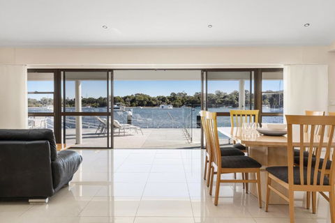 Affordable Riverfront, Pool, Private Pontoon - ACT Tourism 4