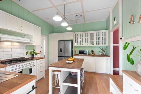 A Colourful Life 4Bed-2Bath-1Car - Queenslander - ACT Tourism 2
