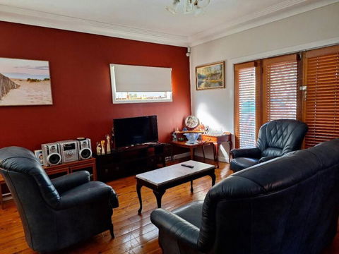 A Rosy House In Roselands - ACT Tourism 0