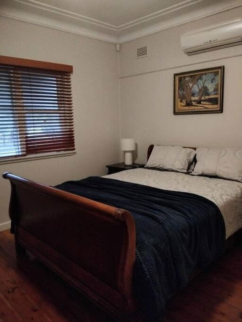 A Rosy House In Roselands - ACT Tourism 1