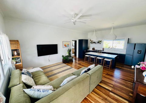 Absolute Beachfront Bowen Beach House-family Time - ACT Tourism 3