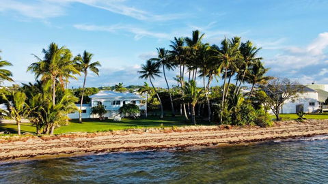 Absolute Beachfront Bowen Beach House-family Time - ACT Tourism 0