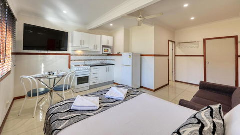 Across Country Motor Inn & Cottages - ACT Tourism 2