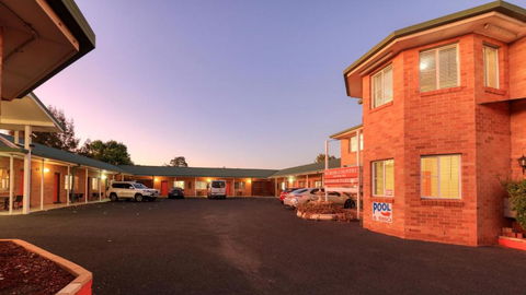 Across Country Motor Inn & Cottages - ACT Tourism 0