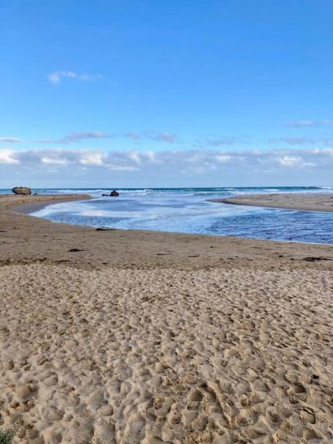 Adorable Beach Shack In The Heart Of Aireys Inlet - ACT Tourism 3