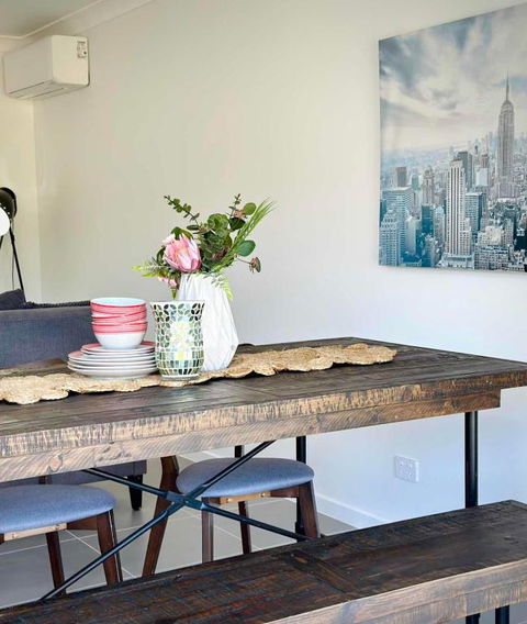 Adorable Modern 4 Br House WiFi & Parking - ACT Tourism 1